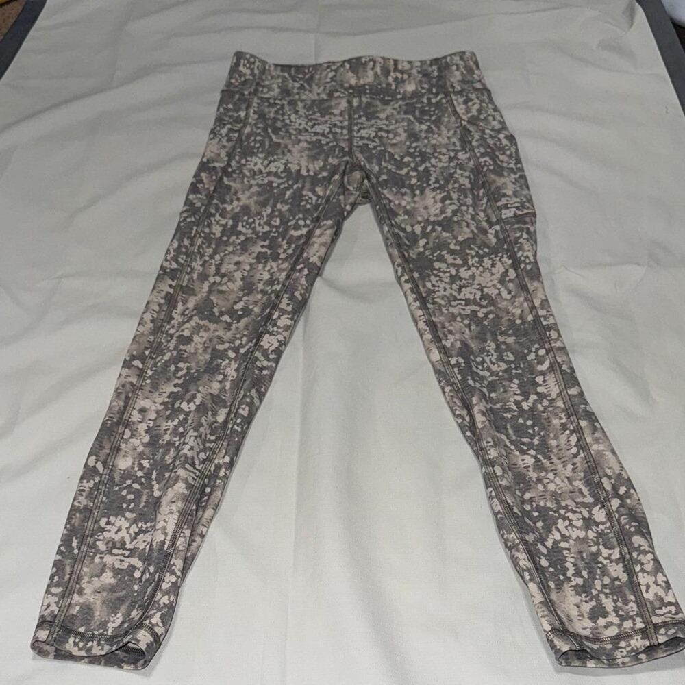 Lululemon Women's Grey and Cream Leggings